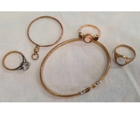 9ct GOLD BANGLE, VARIOUS SCRAP RINGS &amp; A CAMEO A/F APPROX w. 9g