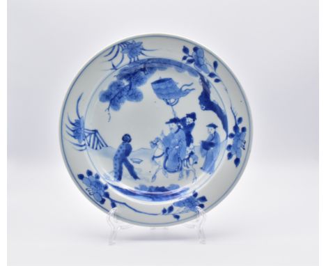 A CHINESE BLUE AND WHITE PORCELAIN PLATE, QING DYNASTY, KANGXI PERIOD, 1662 – 1722清 康熙青花西厢记圖纹盤Painted in underglaze-blue to t