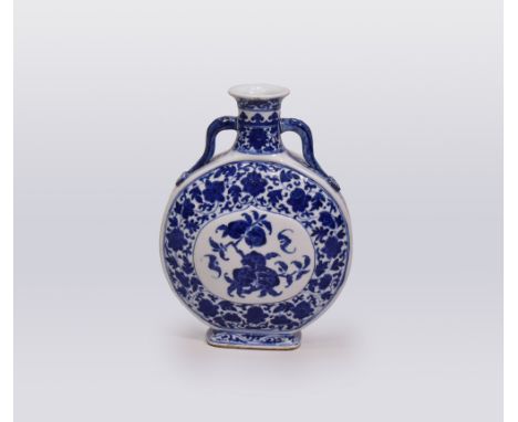 A CHINESE BLUE AND WHITE PORCELAIN ‘PEACH’ PILGRIM FLASK, BIANHU, DAOGUANG SEAL MARK, LATE QING DYNASTY晚清 青花桃型扁壶道光年制款Painted 