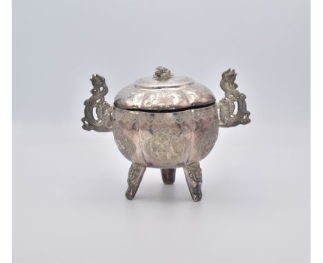 A CHINESE EXPORT SILVER HEXAGONAL TWO-HANDLED BOWL AND COVER, LATE QING DYNASTY, 19TH CENTURY晚清 十九世纪  多边形银碗及盖Of lobed footed 