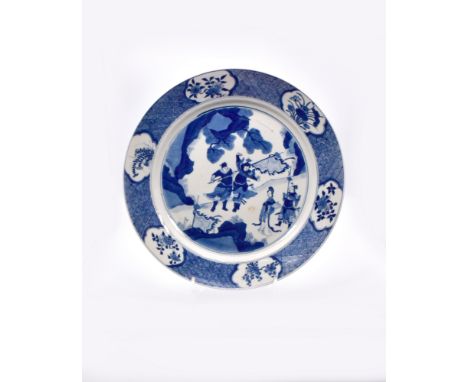 A LARGE CHINESE BLUE AND WHITE PORCELAIN DISH, QING DYNASTY, KANGXI PERIOD, 1662 – 1722清 康熙西厢记圖纹盤The interior painted with a 