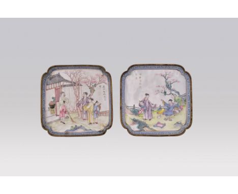 A PAIR OF CANTON ENAMEL DISHES, QING DYNASTY, QIANLONG PERIOD, 1736 – 1795清 乾隆画珐琅盤一对Of square shape, painted with Chinese lit