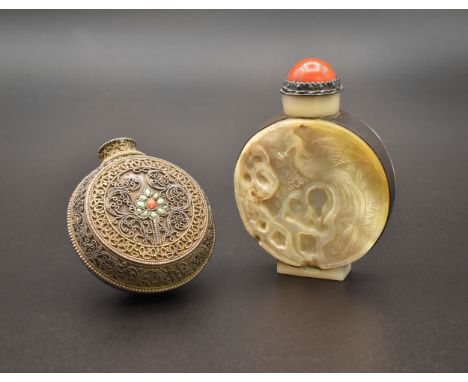 TWO CHINESE SNUFF BOTTLES, QING DYNASTY, 19TH CENTURY清 鼻煙壺一組兩件 十九世紀The first with a silver-filigree design, with a central lo