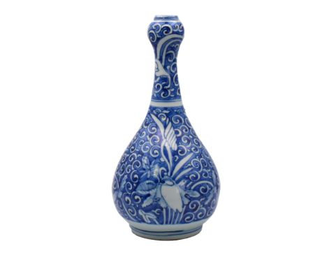 A CHINESE BLUE AND WHITE PORCELAIN ‘EGRET AND LOTUS POND’ BOTTLE VASE, MING DYNASTY, WANLI PERIOD, 1573 – 1620明 萬曆青花蓮紋蒜頭瓶 The