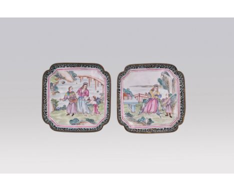 A PAIR OF CANTON ENAMEL ‘EUROPEAN-SUBJECT’ DISHES, QING DYNASTY, QIANLONG PERIOD, 1736 – 1795清 乾隆 画珐琅欧洲人物画碟一对Of square shape,