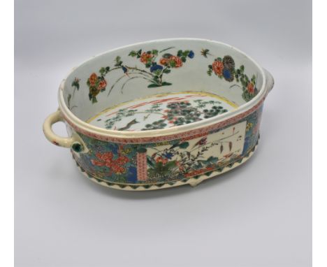 A CHINESE ‘FAMILLE-VERTE’ PORCELAIN OVAL TWO-HANDLED BASIN, QING DYNASTY, KANGXI PERIOD, 1662 – 1722清 康熙粉彩岁寒三友圖纹盆The straight