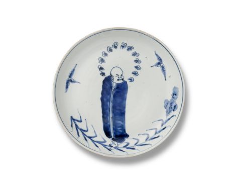 * TO BE SOLD WITHOUT RESERVE *A CHINESE BLUE AND WHITE PORCELAIN BODHIDHARMA DISH, MING DYNASTY, TIANQI PERIOD, 1621 – 1627明天