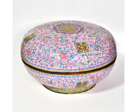 A LARGE CANTON ENAMEL CIRCULAR BOX AND COVER, QING DYNASTY, 19TH CENTURY清 十九世纪铜胎画珐琅盖盒The circular box with deep rounded sides