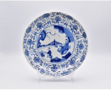 A CHINESE BLUE AND WHITE PORCELAIN SAUCER DISH, QING DYNASTY, KANGXI MARK AND PERIOD, 1662 – 1722清 康熙青花高仕纹盤The rounded lobed 