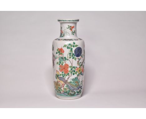 Ω A CHINESE ‘FAMILLE-VERTE’ PORCELAIN ROULEAU VASE, QING DYNASTY, KANGXI PERIOD, 1662 - 1722清 康熙 三彩花卉圖纹瓶The cylindrical body 