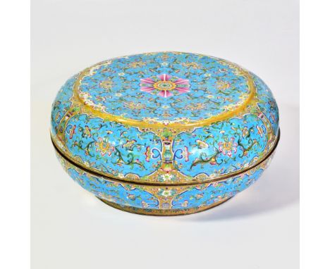 A LARGE IMPERIAL GUANGZHOU ENAMEL CIRCULAR BOX AND COVER, QING DYNASTY, QIANLONG MARK AND PERIOD, 1736 – 1795清 乾隆御制銅胎畫琺琅蓋盒一件 