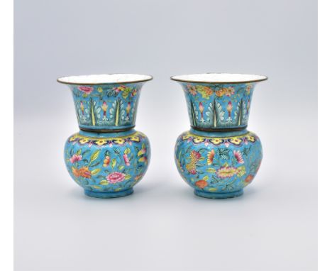 A PAIR OF CANTON ENAMEL SPITTOONS, QING DYNASTY, 19TH CENTURY清 十九世紀 銅胎畫琺琅唾壺一對 Each globular body rising from a short straight