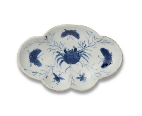 * TO BE SOLD WITHOUT RESERVE *A CHINESE BLUE AND WHITE PORCELAIN QUATREFOIL QUINCE-SHAPED TRIPOD SERVING DISH, MING DYNASTY, 