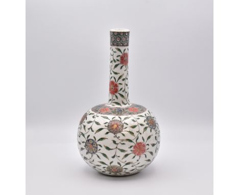 A CHINESE ‘FAMILLE-VERTE’ PORCELAIN ‘G’ BOTTLE VASE, QING DYNASTY, KANGXI PERIOD, 1662 – 1722清 康熙 素三彩缠枝花卉纹瓶The globular body 