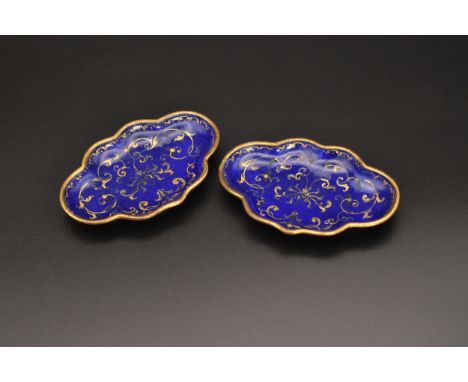 A PAIR OF CHINESE BLUE AND GILT ENAMEL TRAYS, QIANLONG FOUR-CHARACTER MARKS AND OF THE PERIOD, 1736 – 1795清 1736-1795 《乾隆年製》款