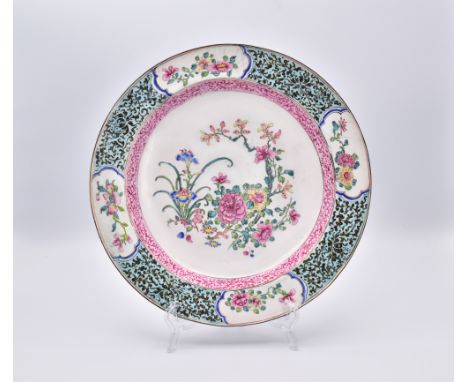 A CANTON ENAMEL DISH, QING DYNASTY, QIANLONG PERIOD, 1736 – 1795清乾隆铜胎画珐琅缠枝花卉纹碟Brightly enamelled to the interior with a compo