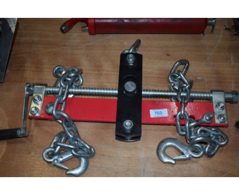 An adjustable engine lifting beam