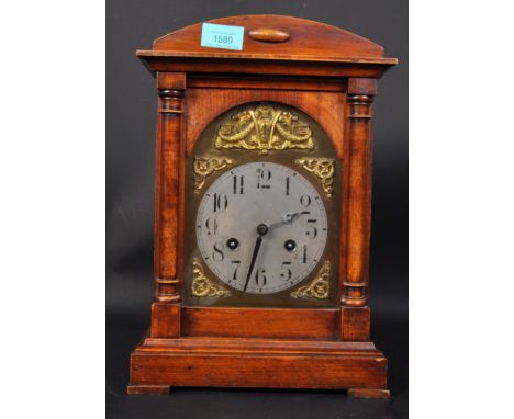 An Edwardian 8-day mahogany cased mantel clock striking on a gong with brass embellished spandrel surround to the Arabic numb