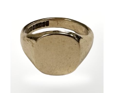A Gent's 9ct yellow gold signet ring,  CONDITION REPORT: 8.7g.