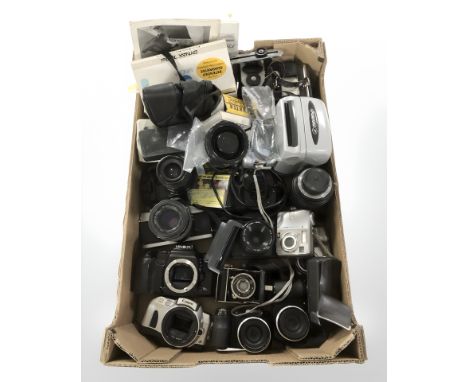 A quantity of vintage/modern cameras, including Minolta, Polaroid, Fujifilm Finepix S1800 and Finepix S1800 cameras, assorted