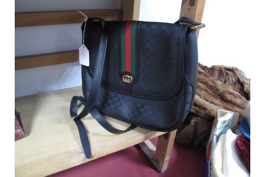 black gucci bag with green and red stripe