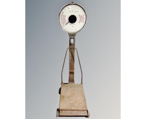 A set of 20th century 100kg grocer's portable weighing scales 