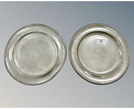 A pair of 18th century pewter plates, diameter 25cm. (2)