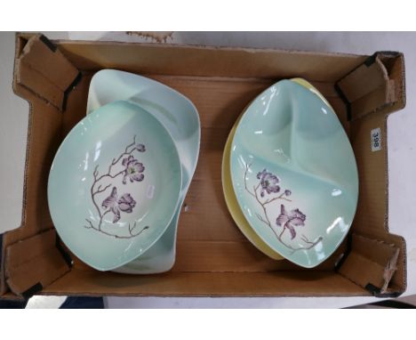 A mixed collection of items to include Carltonware hand painted Australian design servers and bowl (4)