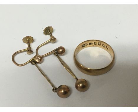 A vintage Scottish wedding ring weight 2.5g ring size I and a pair of 9carat gold drop earrings weight 1.5g