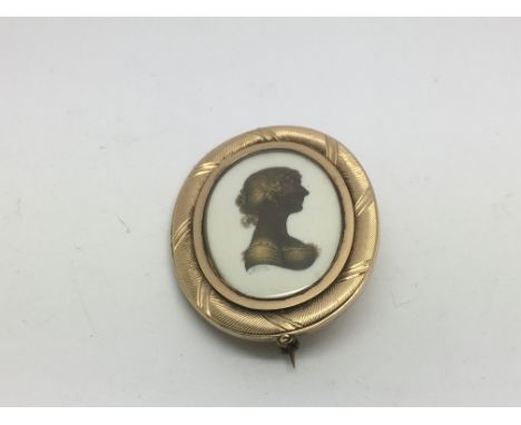 A quality George III gold portrait brooch signed Miers (John Miers 1756 - 1821) approx 11g.