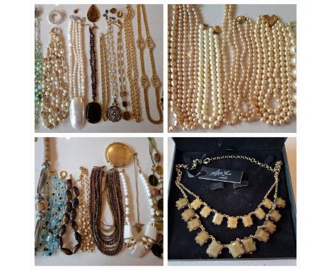 A quantity of costume jewellery, 2 ladies Rotary watches and collectables housed in a 1970's cream jewellery box, 2 watch box