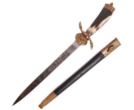 A 20th century German hunting / parade dagger. Etched blade with naturalistic motif, horn handled, with swastika to front. Th