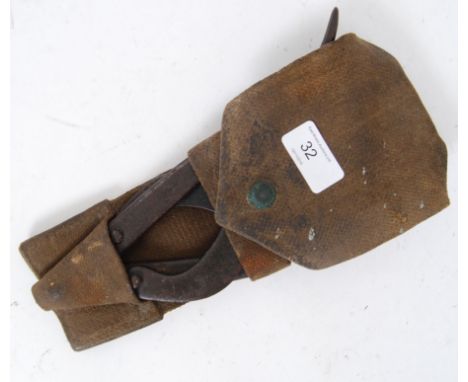 A pair of original believed WWI First World War era trench barbed wire / wire cutters. Within the original canvas case. POSTA
