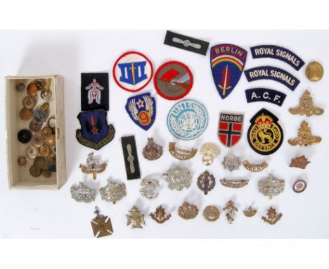 A collection of assorted shoulder patches and cap badges to include Egypt, Royal Warwickshire, Cameron, Worcestershire, Canad