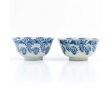 Floral decor, Kangxi mark, 16 cm. in diameter, hairline.
