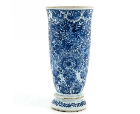 Floral decor, Kangxi Period, 23 cm. tall. 