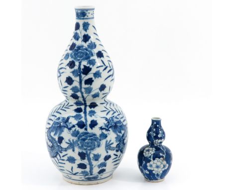 Decorated with Dragons and flowers, Kangxi mark, tallest vase is 36 cm. tall. 