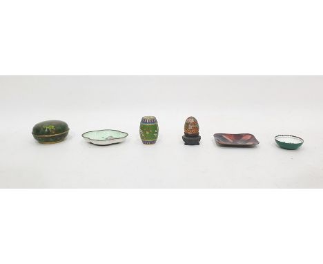 Collection of modern cloisonne items&nbsp;to include a miniature barrel and cover, enamel bowls and a cloisonne trinket dish 