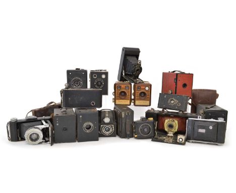 Box of Cameras to include a Kodak Brownie Flash B, Brownie Flash IV, Brownie Junior Six-20, red No.2 Brownie, black No.2 Brow
