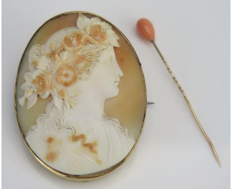 An Antique Shell Cameo Brooch decorated with the bust of a lady in profile and in a precious yellow metal mount, 51.3x40.4mm,