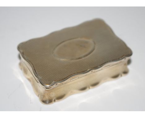 A silver engine turned, shaped rectangular snuff box, Joseph Gloster Ltd., Birmingham, 1939, 55.2g