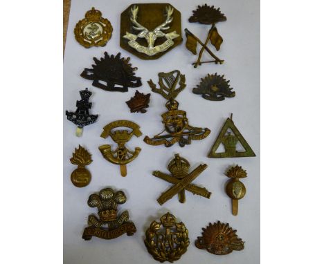 SELECTION OF VINTAGE AND REPRODUCTION BRITISH MILITARIA INCLUDING RAF INSIGNIA BADGES, CAP BADGES ETC AND AUSTRALIAN COMMONWE