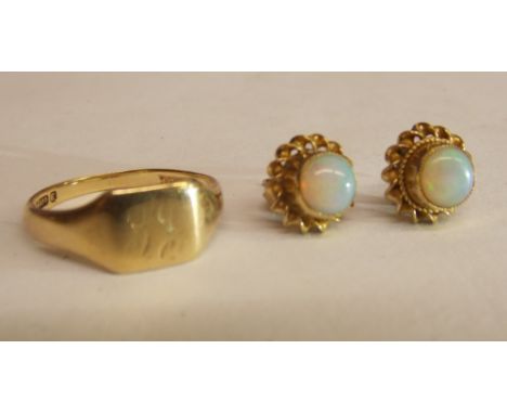 A PAIR OF 9CT GOLD OPAL STUD EARRINGS AND LADIES YELLOW GOLD SIGNET RING 3G APPROX