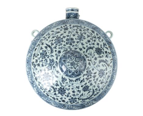 LARGE BLUE AND WHITE FLASK, BIANHU 20TH CENTURY 二十世紀 青花花卉紋大扁壺 sturdily potted with a flattened spherical body with a domed si