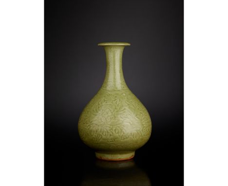 LONGQUAN CELADON YUHUCHUN VASE EARLY MING DYNASTY 明早期 龍泉窯青釉劃花花卉紋玉壺春瓶 the elegantly proportioned pear-shaped body rising from 