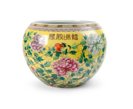 LARGE FAMILLE ROSE 'PEONY' BASIN QING DYNASTY, 19TH CENTURY 清 體和殿製款 黃地粉彩牡丹紋大缸 painted around the globular body with blossomin