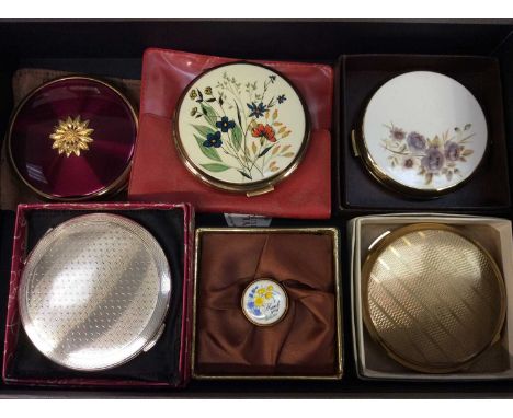 Silver Kigu powder compact in original box, other vintage compacts and Crummles enamel pot