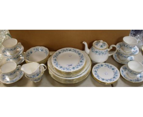 A Colclough Braganza pattern tea and dinner set, including teapot, cups, saucers, dinner and side plates, bowls, etc