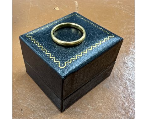 A 22ct gold wedding band ring, approx 4.8g, size Q/R.