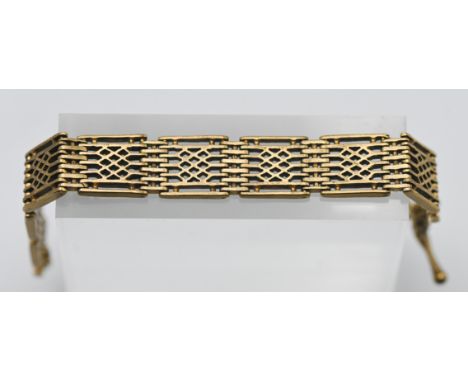 A yellow gate bracelet, unmarked, probably 9ct gold, approx 31.40g.